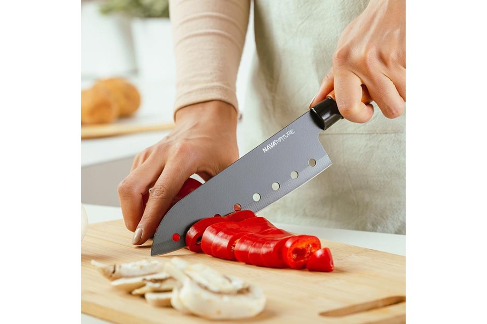 Ατσάλινο μαχαίρι Santoku "Nature" με ξύλινη λαβή και αντικολλητική επίστρωση 29.5cm Ατσάλινο μαχαίρι Santoku "Nature" με ξύλινη λαβή και αντικολλητική επίστρωση 29.5cm